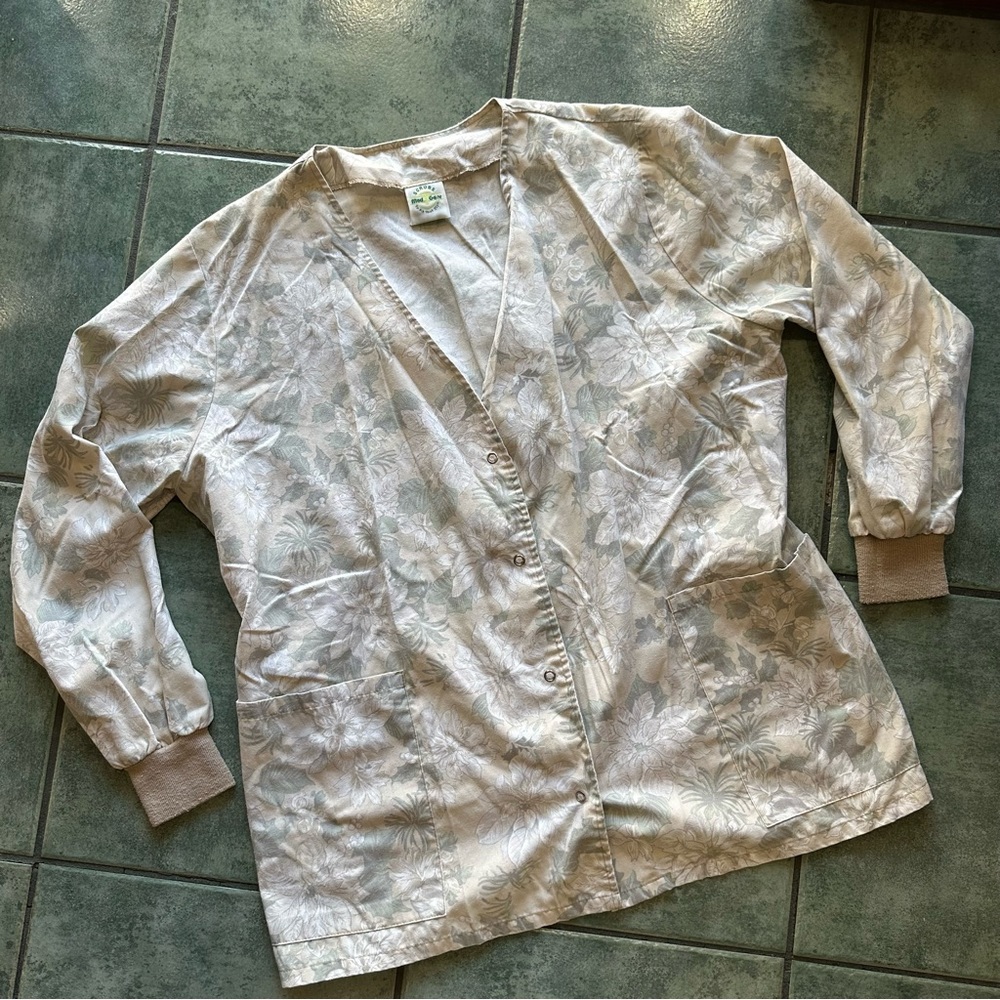 VTG Long Sleeve Cardigan Scrub Top
Good condition